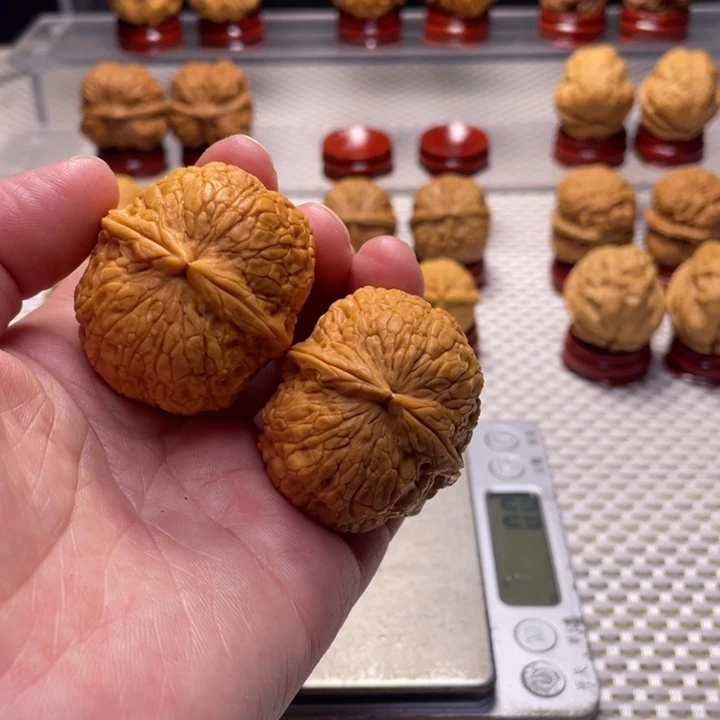 文玩核桃把件15金丝绣球