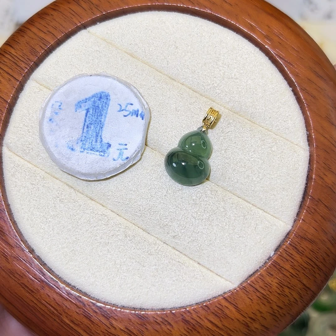 翡翠18K金镶嵌颈饰葫芦