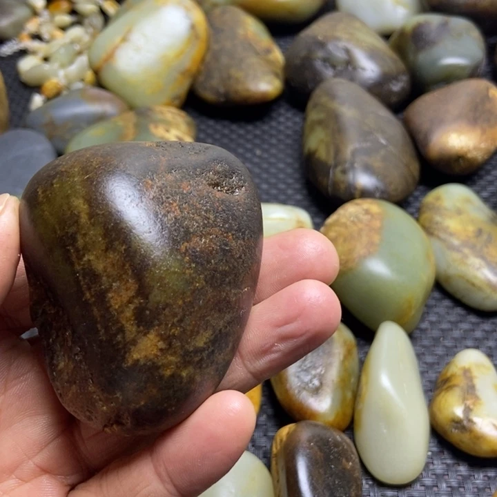 魅***陈未镶嵌和田玉（糖玉）珠宝奇石