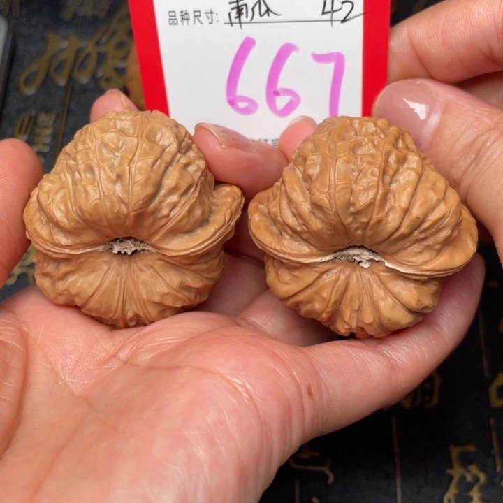 吊坠桃核文玩了吗