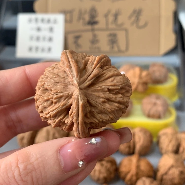 江***2文玩核桃吊坠异形单只，有瑕疵