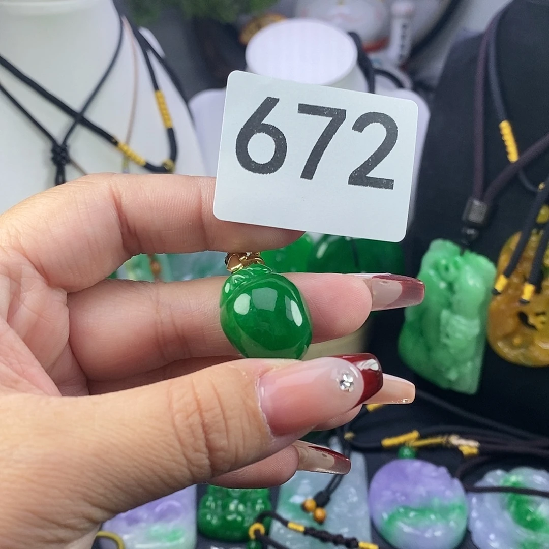 翡翠未镶嵌吊坠(赠链)