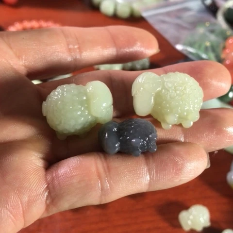 颈饰未镶嵌和田玉（糖玉）锦*?