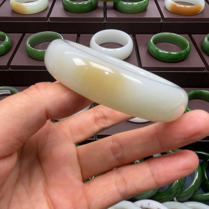 追***6和田玉未镶嵌手镯