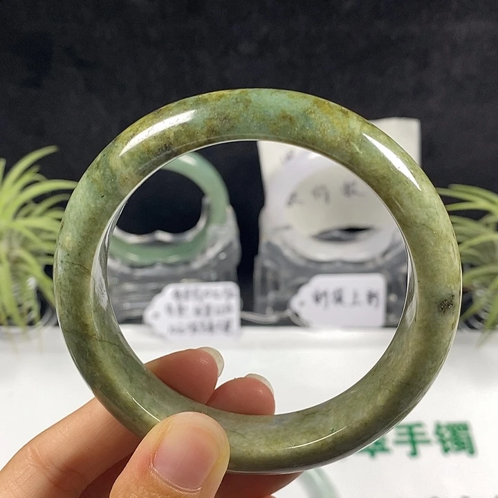 未镶嵌手镯翡翠29号。 60.8圈