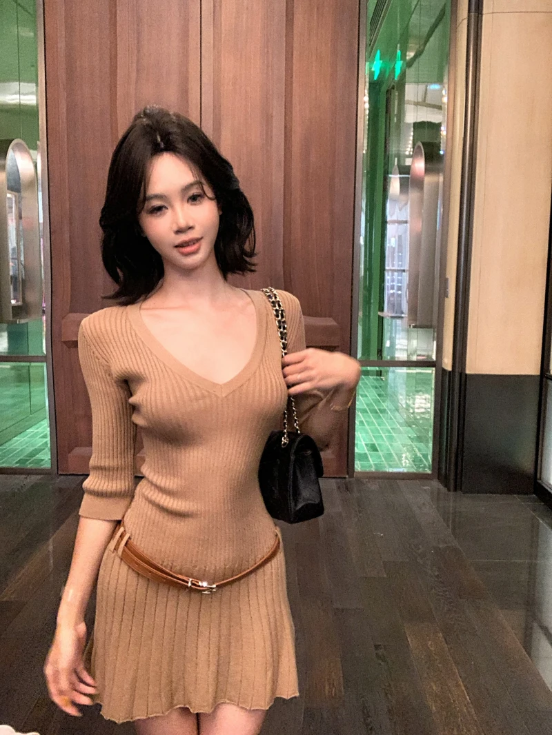 V领中袖腰带针织裙女夏季辣妹复古修身显瘦百褶针织短裙