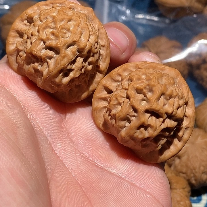 吊坠桃核瓷娃娃狮子头