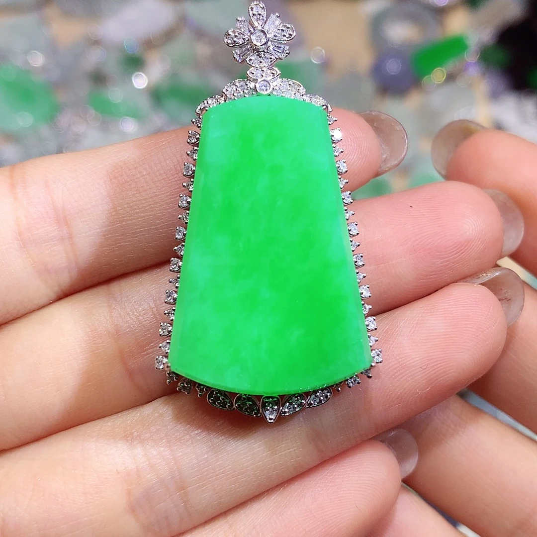 翡翠18K金镶嵌颈饰牌