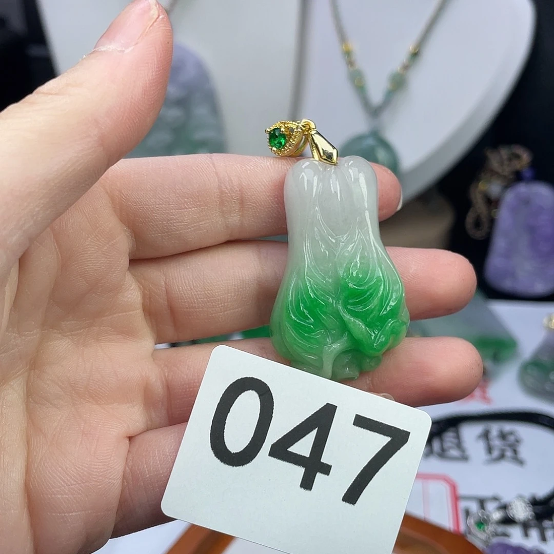 翡翠未镶嵌吊坠(赠链)