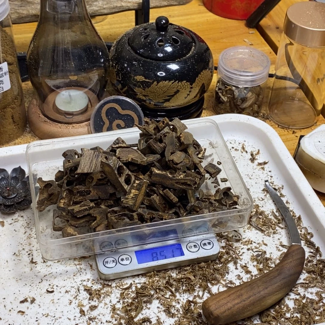 喜***乐沉香高油香薰乌身85克