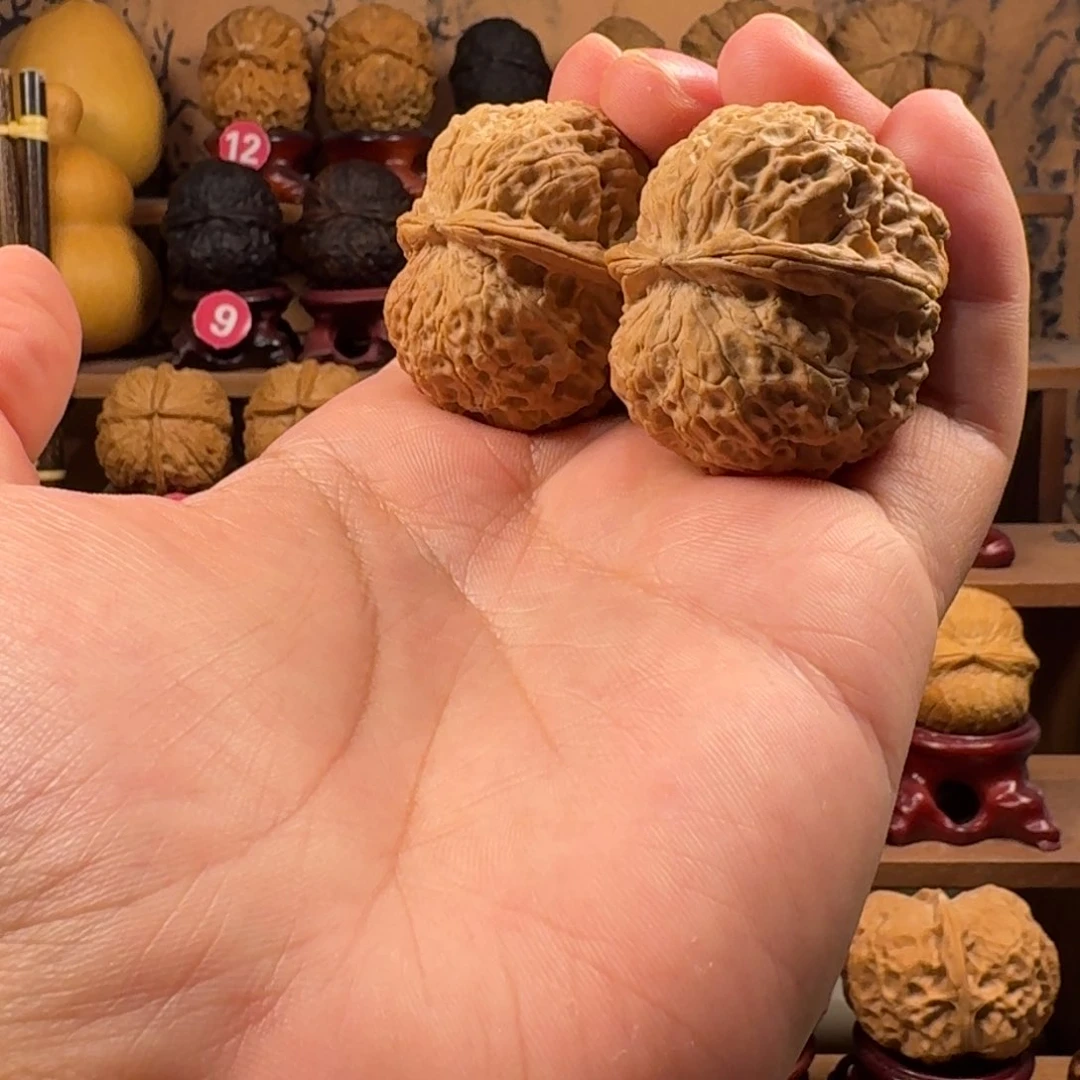 铁核桃把件富贵元宝