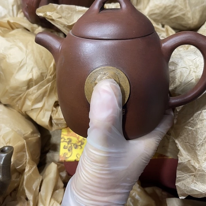 紫砂茶壶原矿泥料手工制作的一把紫砂壶。