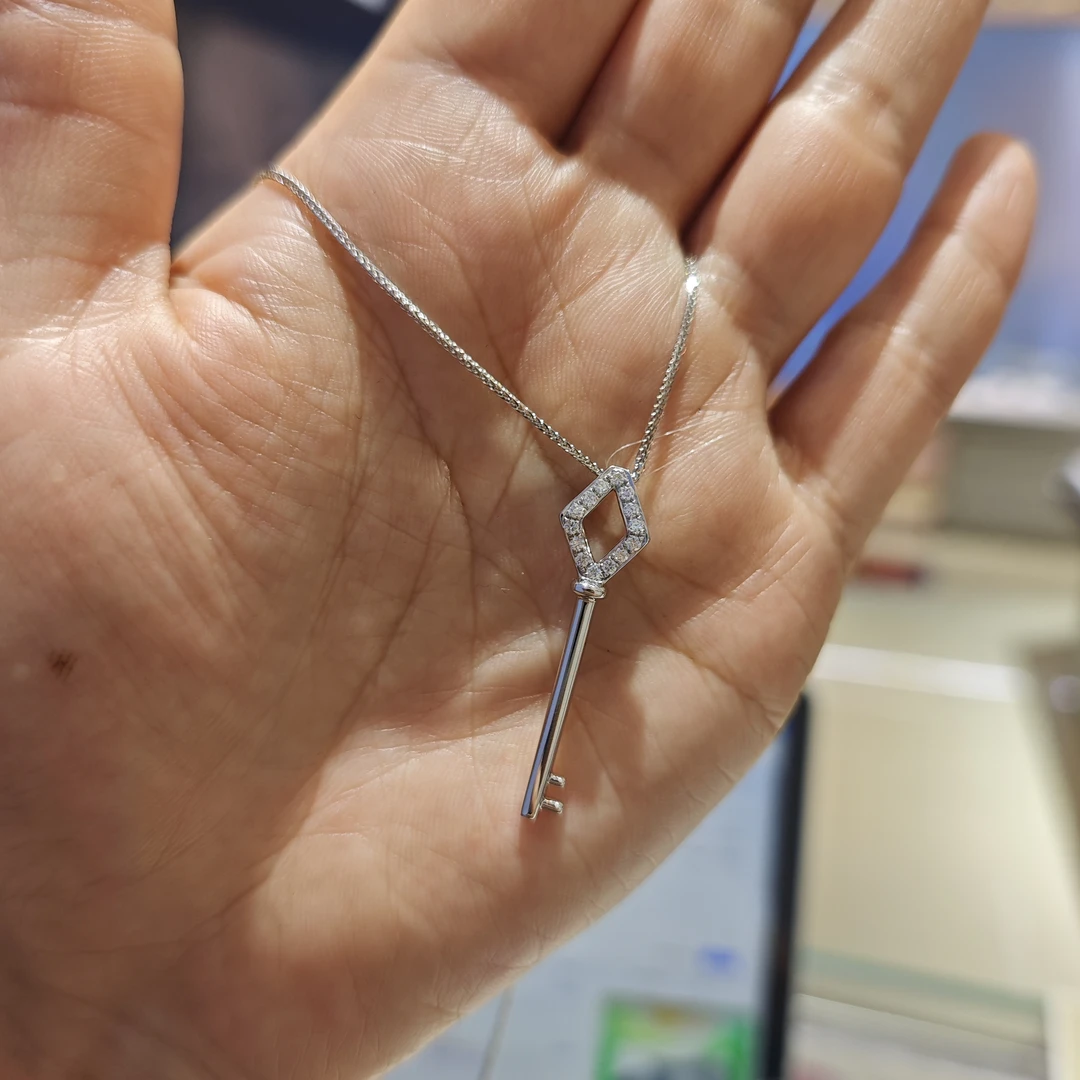 18K金镶嵌钻石吊坠