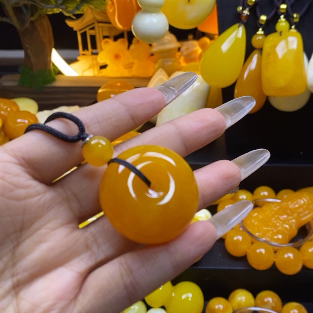 喝***酒精品珠子吊坠一个