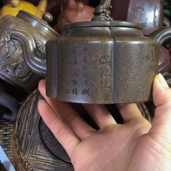 茶壶紫砂原矿泥料手工制作的一把紫砂壶。