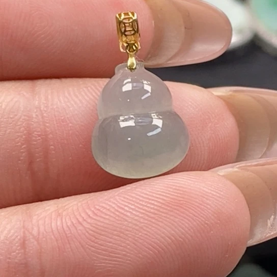 颈饰18K金镶嵌翡翠吊坠