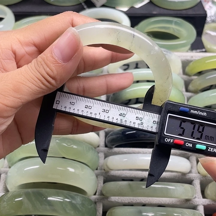 蛇纹石玉未镶嵌手镯252