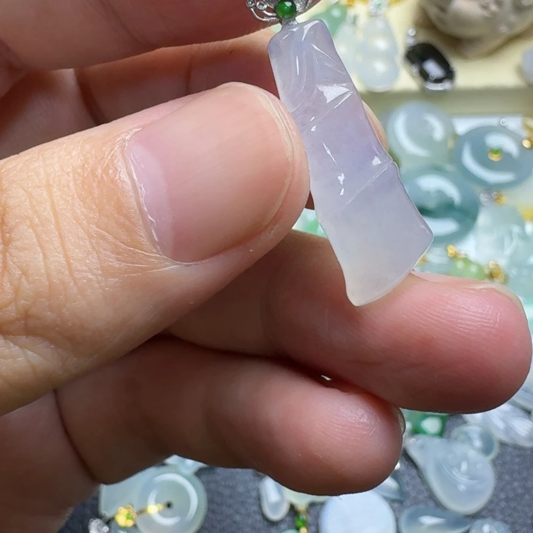 翡翠18K金镶嵌颈饰小竹节