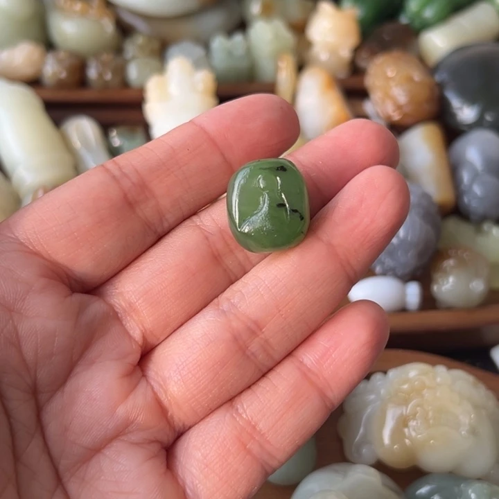 颈饰未镶嵌和田玉聆****?