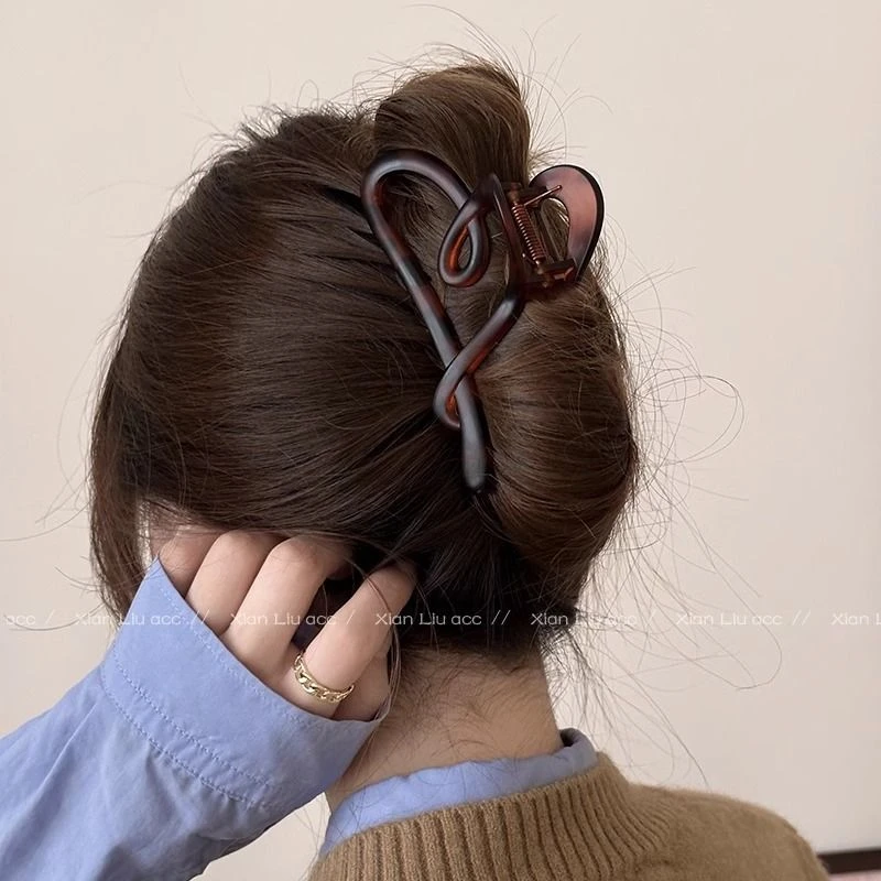 黑色爱心抓夹女秋冬后脑勺上班族发夹高级感2025爆款鲨鱼夹头饰