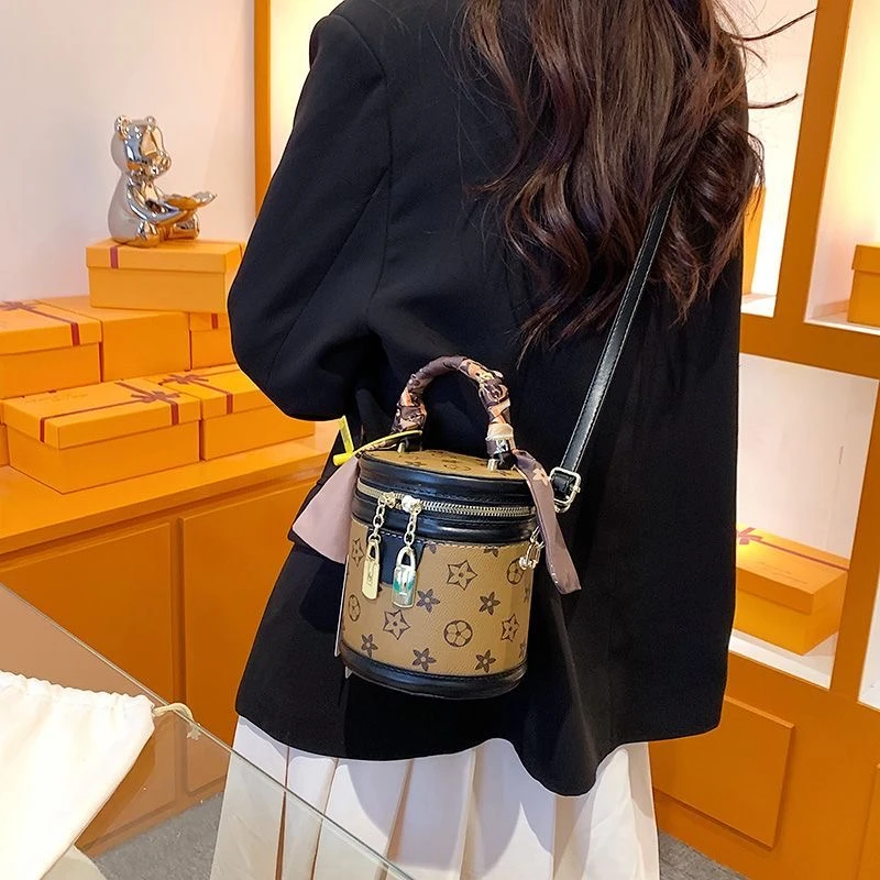 经典复古印花包包女小众百搭高级感高颜值通勤轻便水桶包