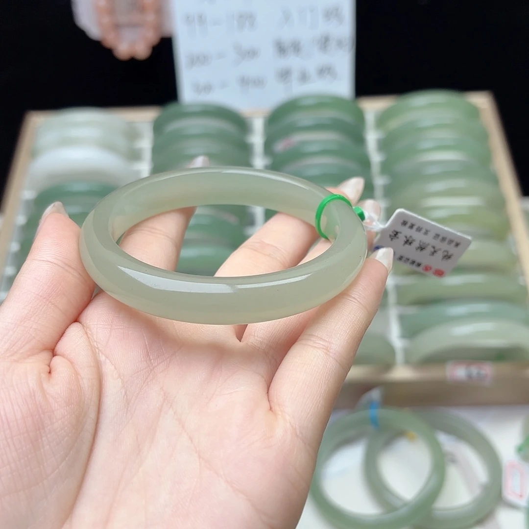 未镶嵌手镯石英质玉