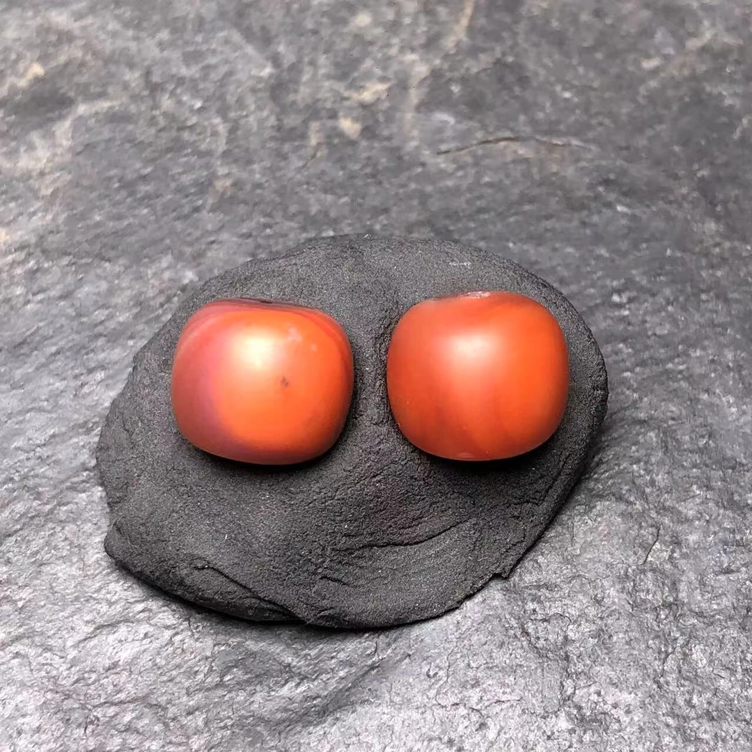 川料南红玛瑙手工打磨老型对珠高8.2直径9.6毫米，无裂