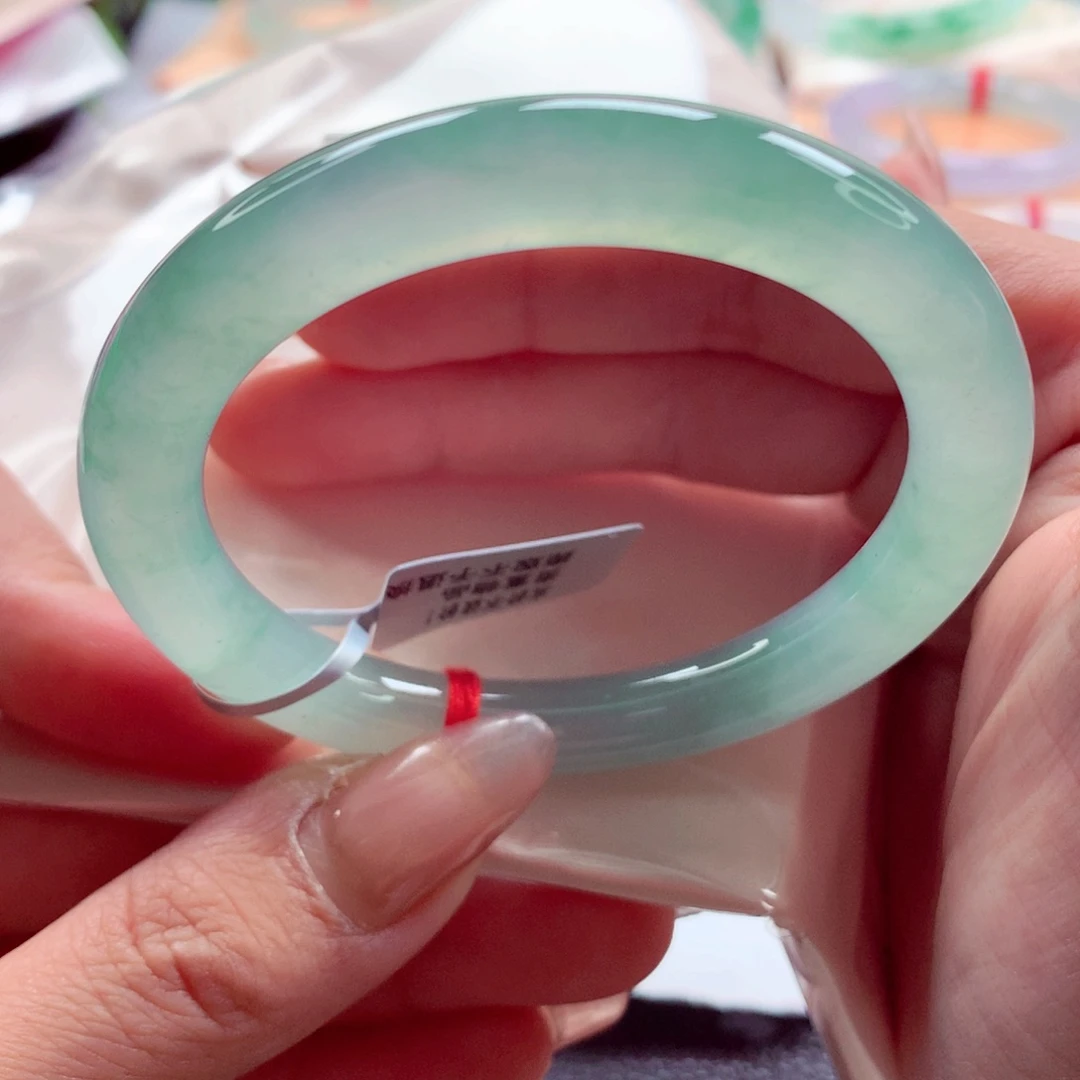 翡翠未镶嵌手镯（圆镯）师妹54新婚冰绿荧光棒