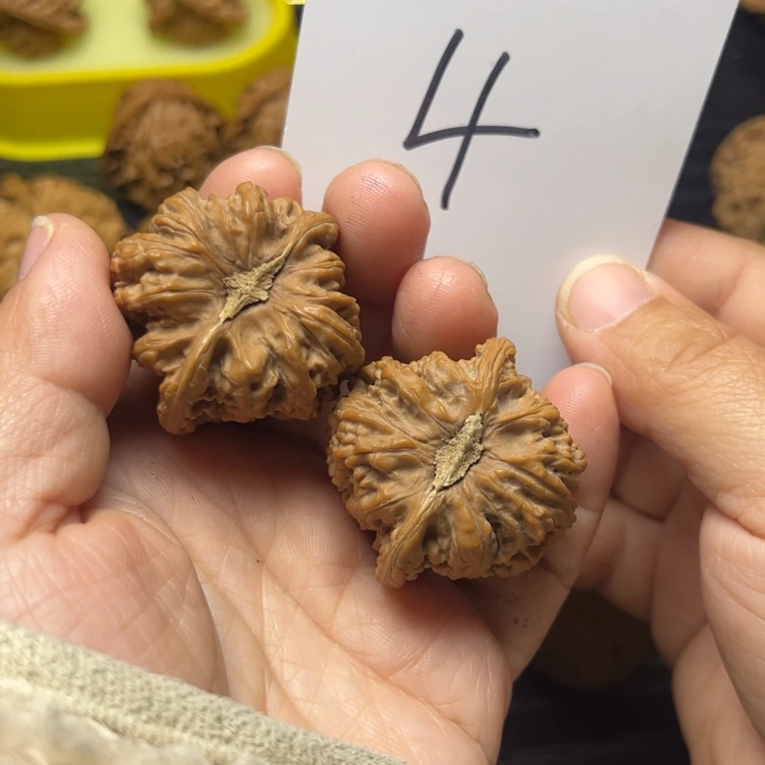 文玩核桃吊坠红宝石