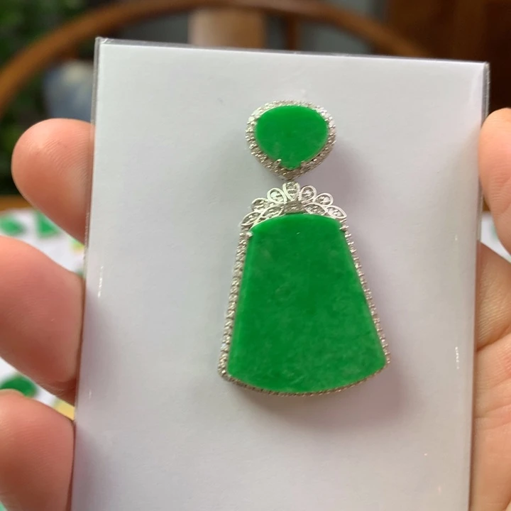 翡翠18K金镶嵌颈饰翡翠吊坠