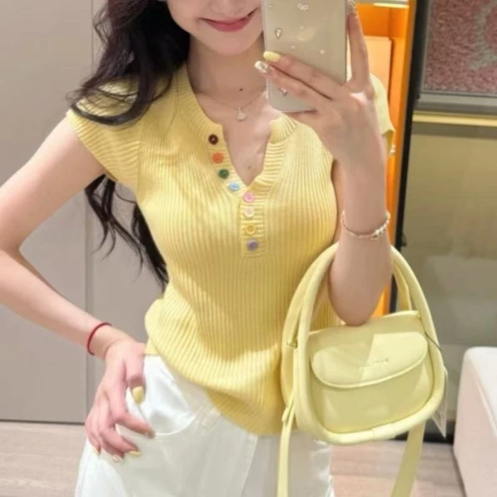 韩版夏色纽扣V领小香风针织衫女2025夏新款减龄时尚别致显瘦上衣