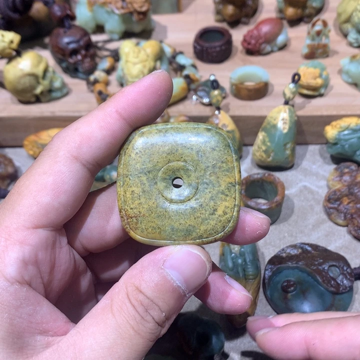 未镶嵌岫岩河磨玉（透闪石质玉）挂件