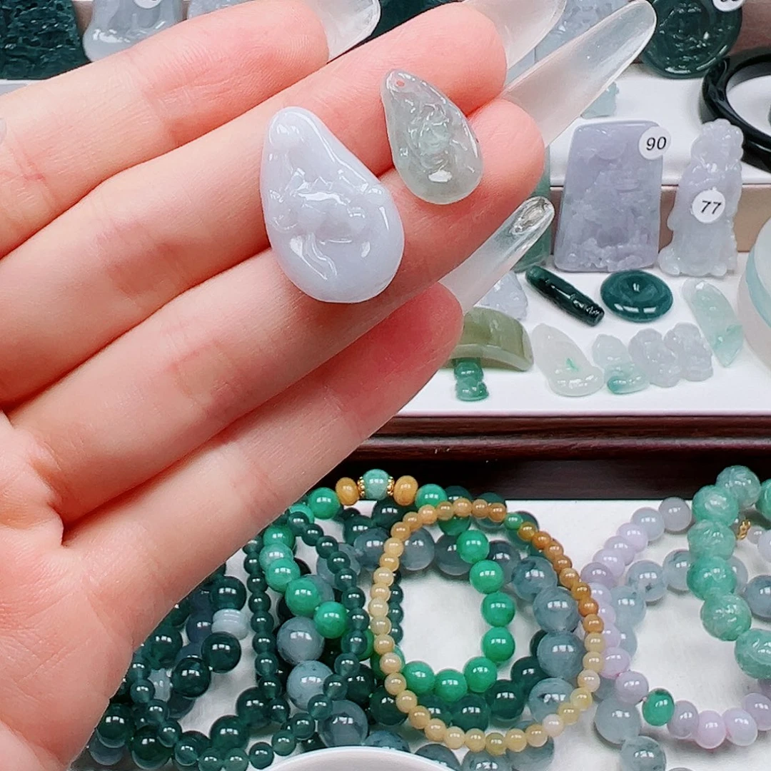 翡翠未镶嵌颈饰小滴溜