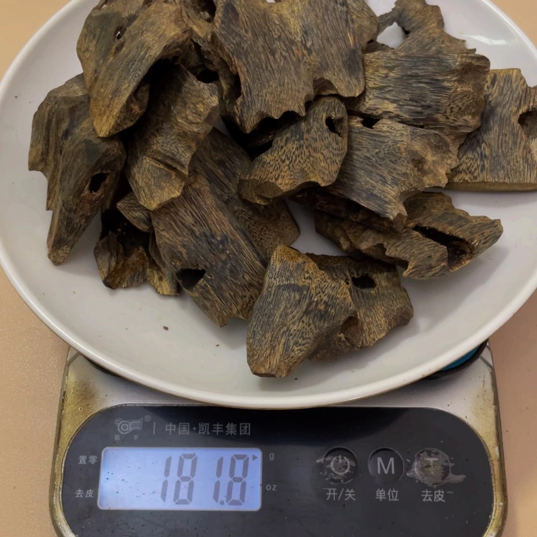 沉香木摆件安*海南透顶绿块料181克