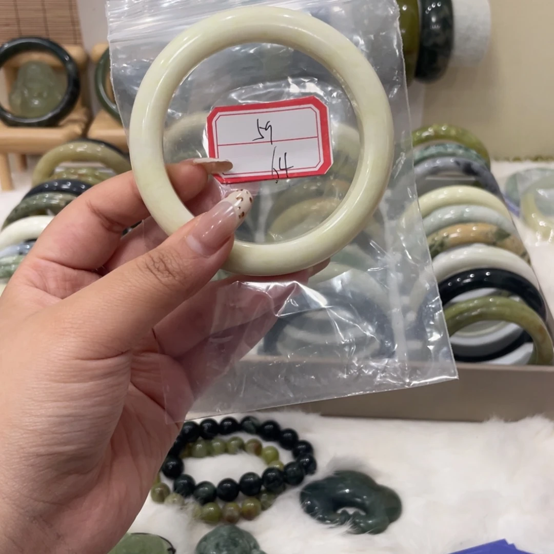 蛇纹石玉手镯未镶嵌