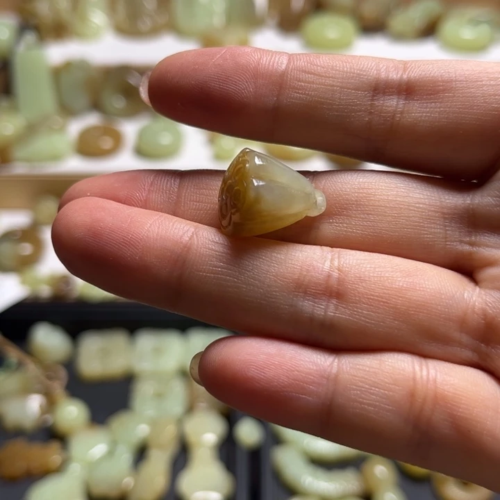 豆***妈和田玉未镶嵌颈饰