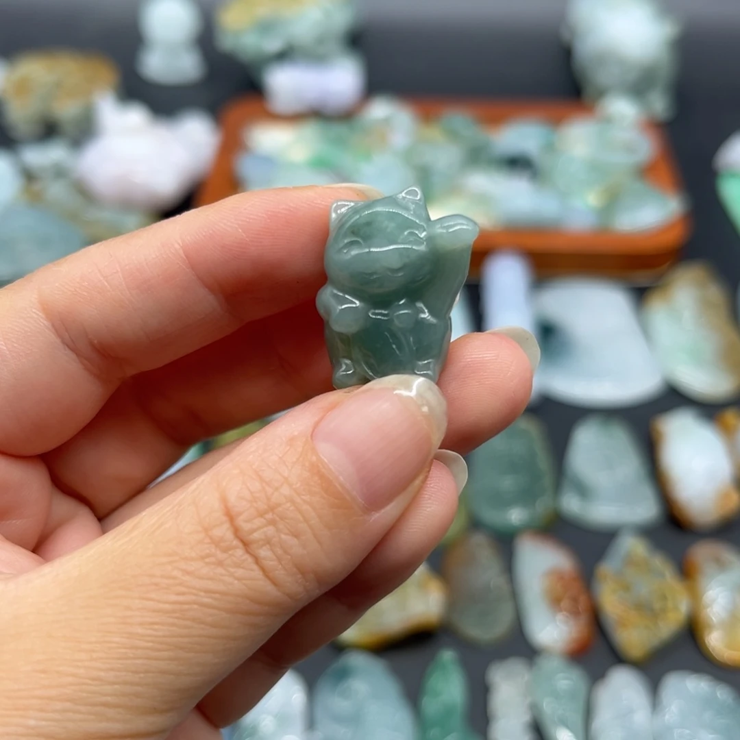 翡翠未镶嵌颈饰招财猫