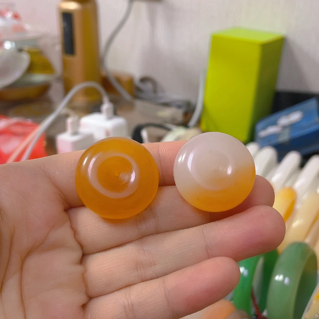 渡***尘颈饰未镶嵌石英质玉（金丝玉）
