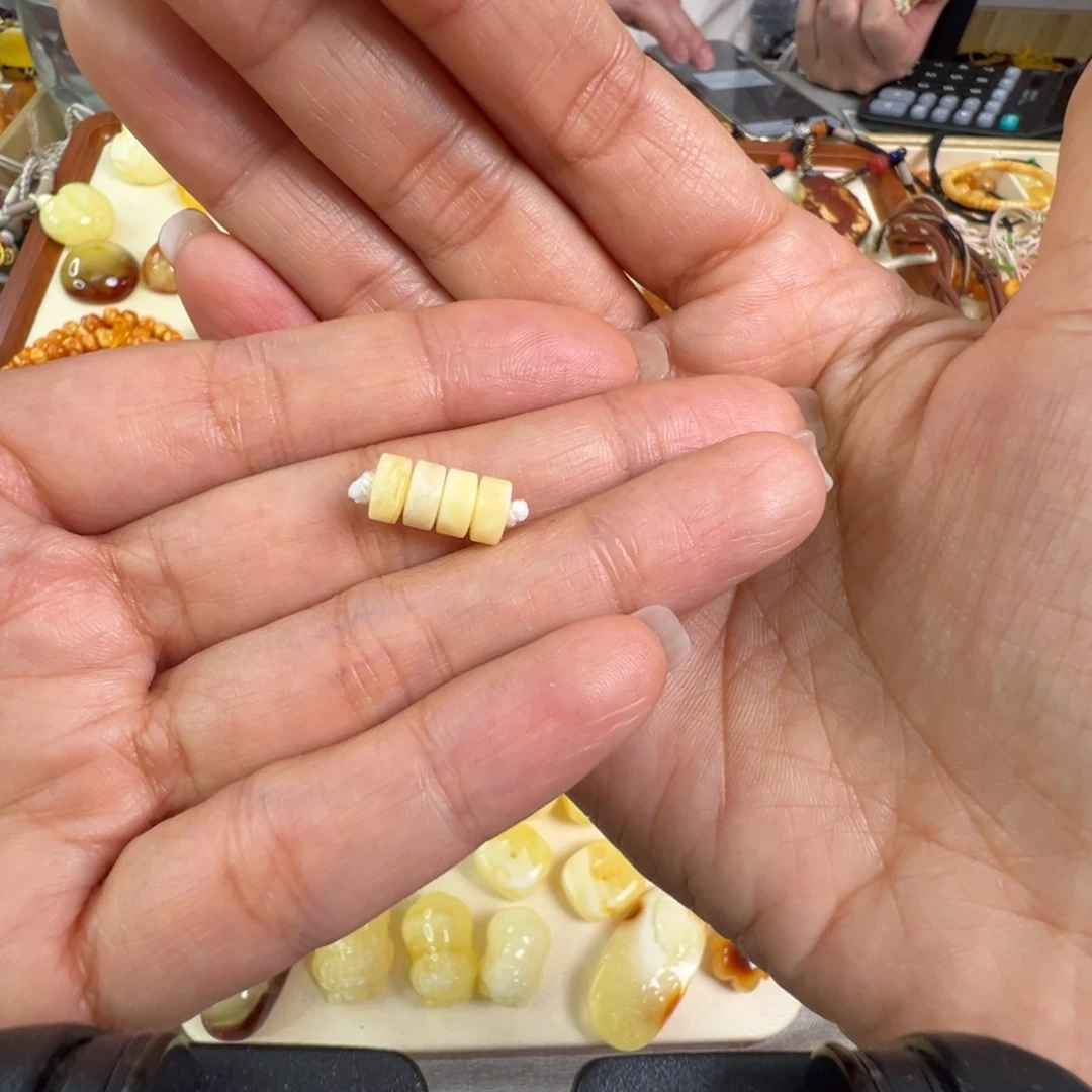 蜜蜡裸石未镶嵌蜜蜡