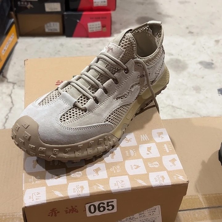 编码065号。42码防砸防刺劳保鞋