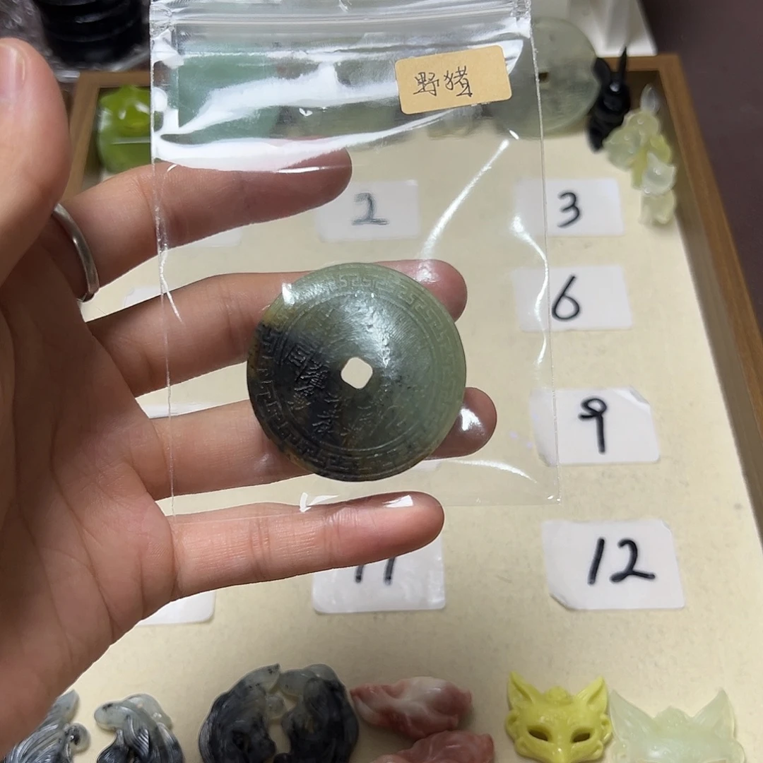 凉***猪蛇纹石玉合金颈饰