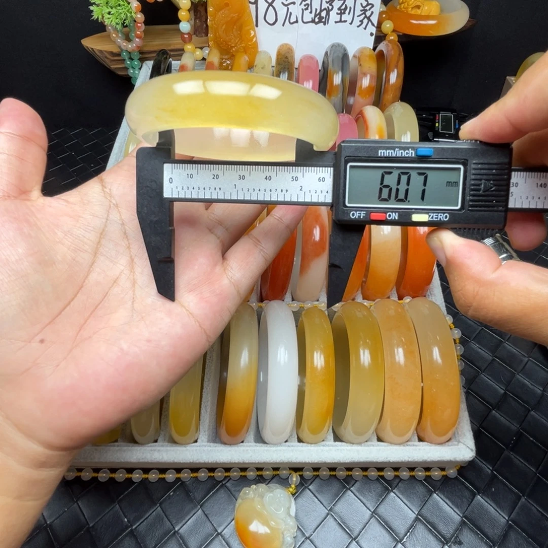 未镶嵌石英质玉（黄龙玉）手镯