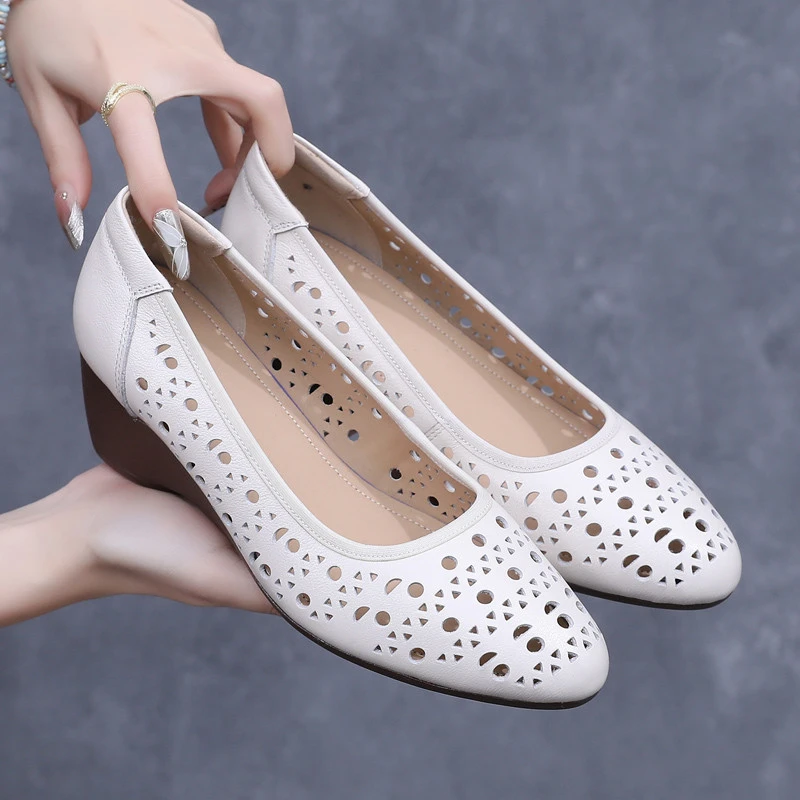 真皮坡跟单鞋春夏季休闲镂空妈妈鞋大码女鞋中老年不累脚软底凉鞋