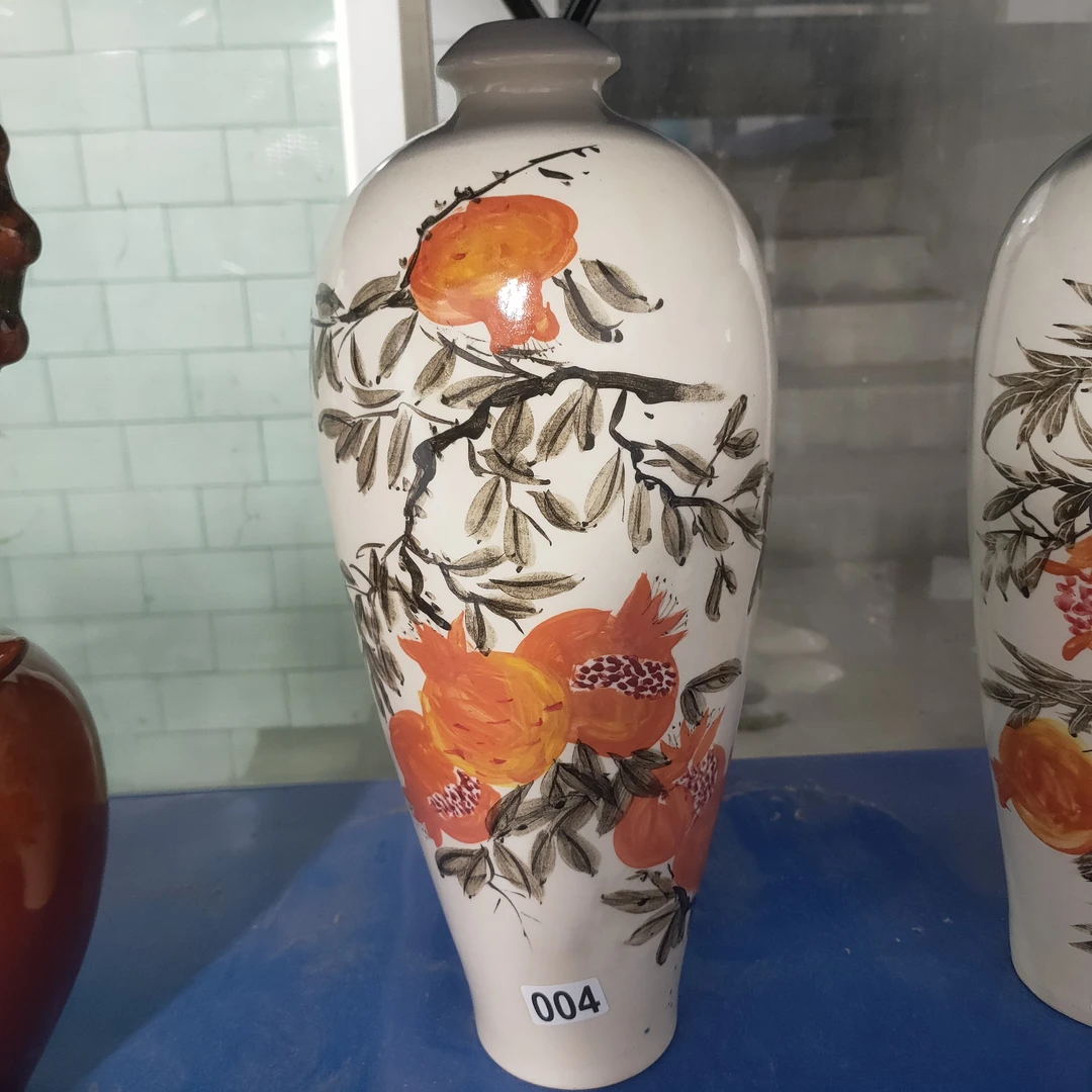 磁州窑手绘石榴梅瓶，瓶口有裂，介意勿拍陶瓷