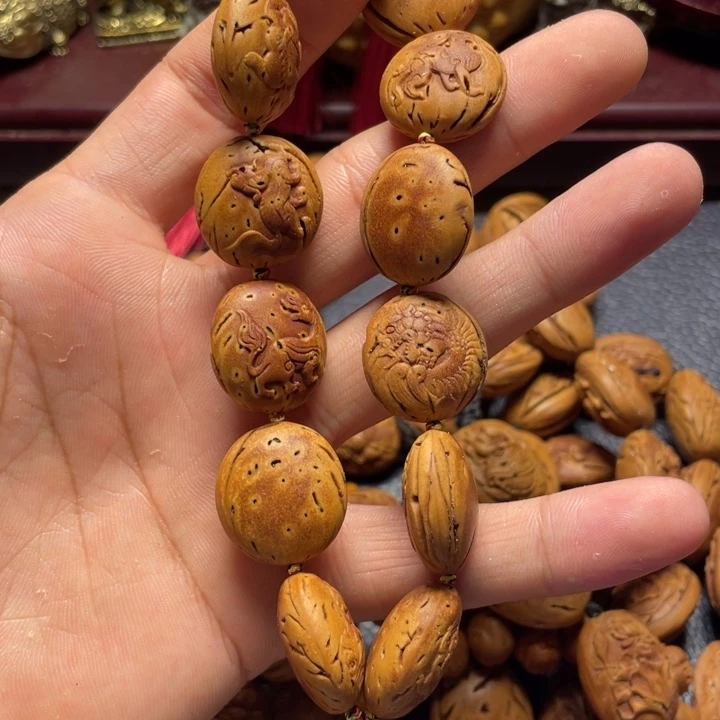 大桃核雕刻瑕疵貔恘手持