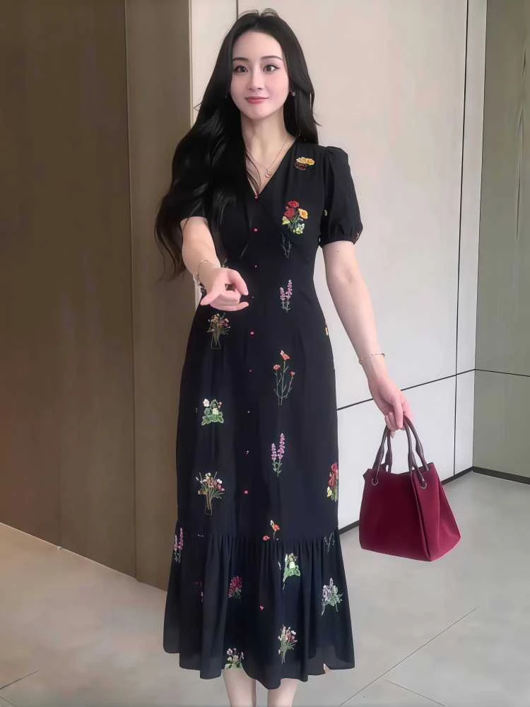 大码胖mm收腰显瘦气质裙女装夏季修身通勤百搭风V领刺绣连衣裙子