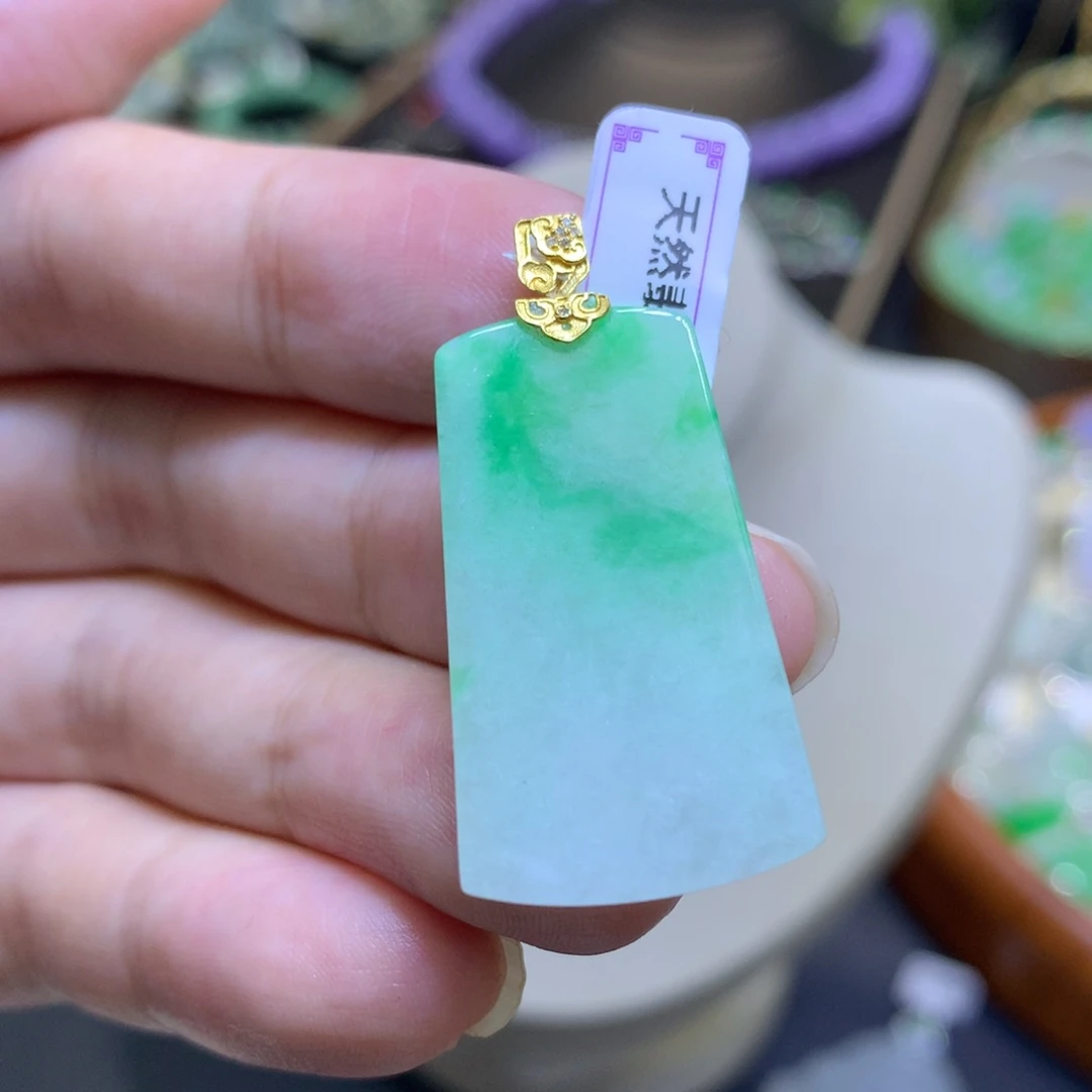 颈饰18K金镶嵌翡翠