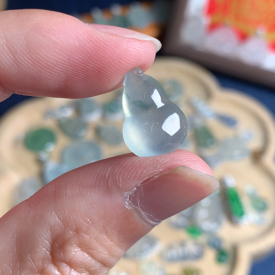 翡翠未镶嵌颈饰葫芦