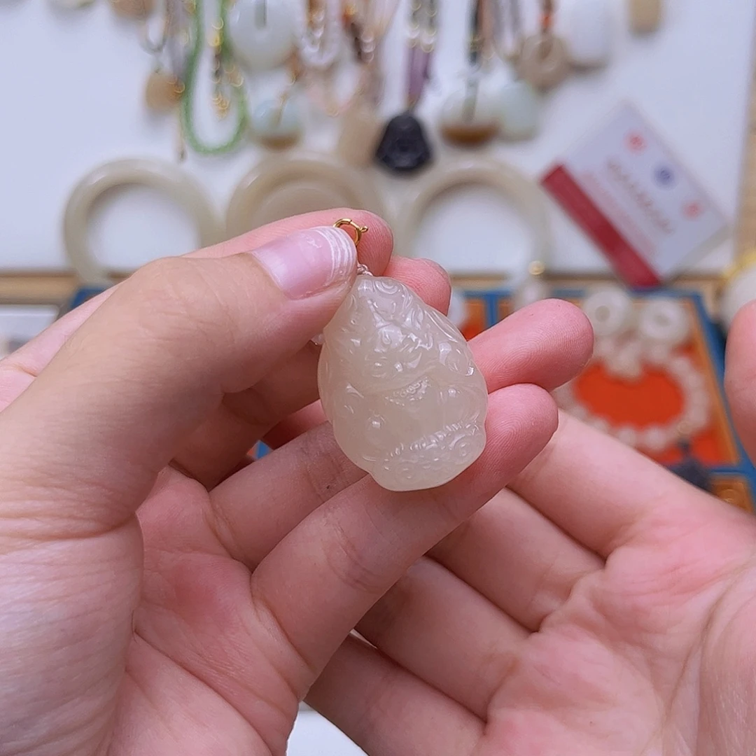W****吊坠(不含链)18K金镶嵌和田玉