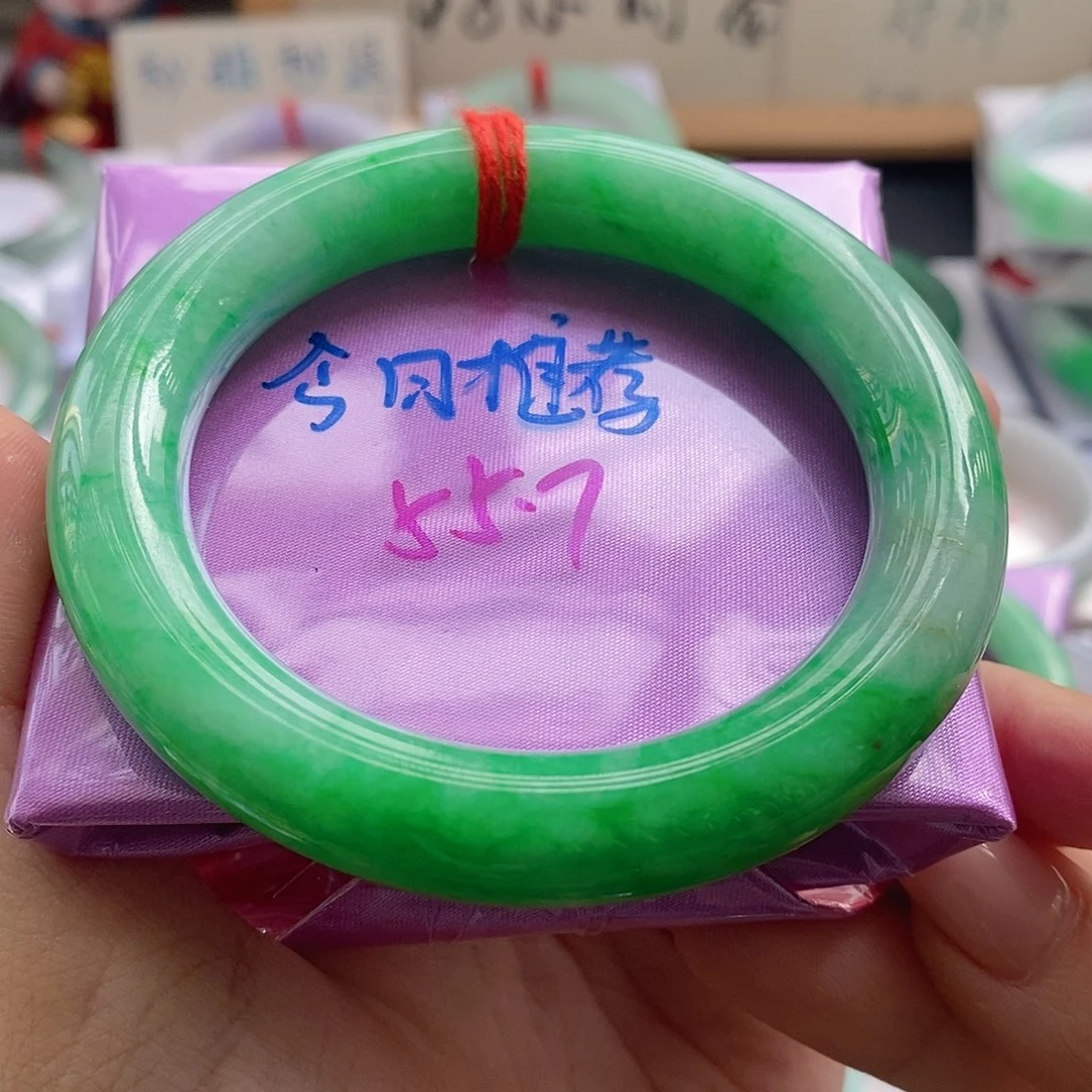 玥****翡翠未镶嵌手镯分